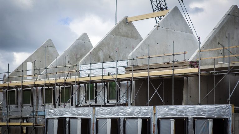 Wooncorporaties luiden noodklok: huurbevriezing in Voorjaarsakkoord blokkeert nieuwbouw en verduurzaming