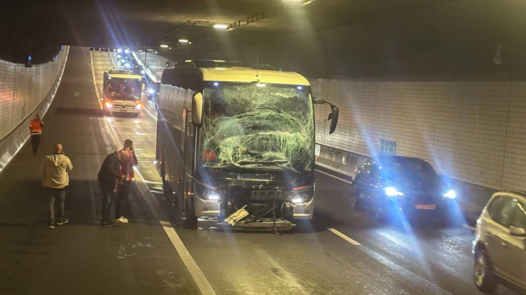 Twee supportersbussen klappen in Wijkertunnel op elkaar, vijf supporters met klachten