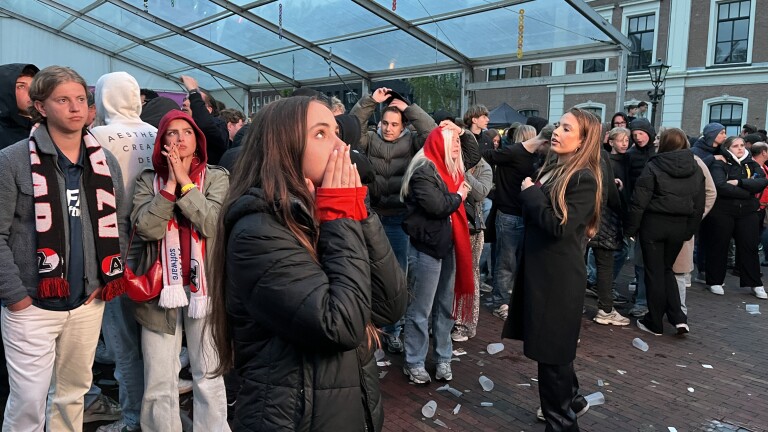 Bekerverlies dompelt Alkmaarse Paardenmarkt onder in rouw: “Bizar, niet te bevatten”