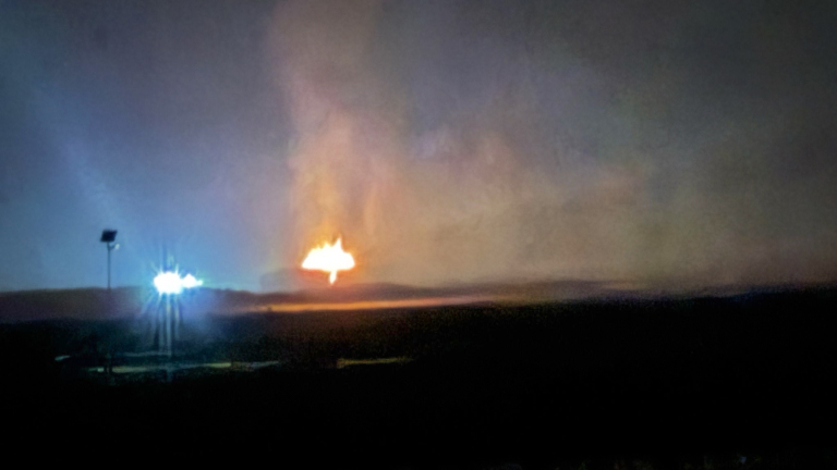 Brandweer heeft handen vol aan brandende rietstapel in Geestmerambacht