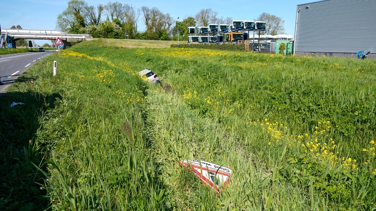 Automobilist schiet sloot langs N242 in en raakt gewond