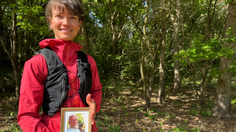 Castricumse Sara loopt 101 km voor haar vader die uit het leven stapte: “Het is zo’n onzichtbare ziekte”