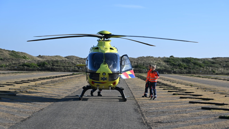 Traumahelikopter landt bij strand Castricum na incident