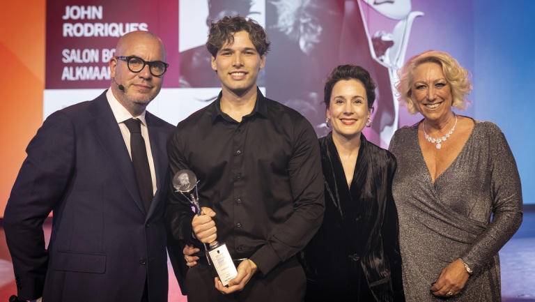 Braziliaanse Alkmaarder John Rodrigues sleept Coiffure Award in de wacht: “Ik wilde eerst helemaal geen kapper worden”