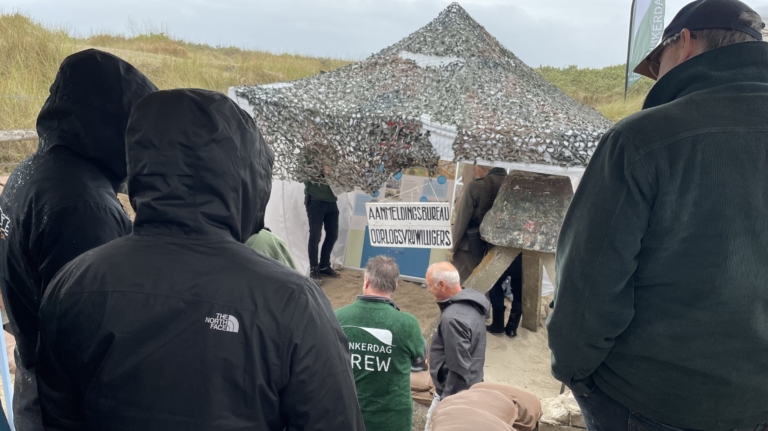 Regen, herinneringen en geschiedenis: bezoekers duiken massaal bunkers in op Bunkerdag