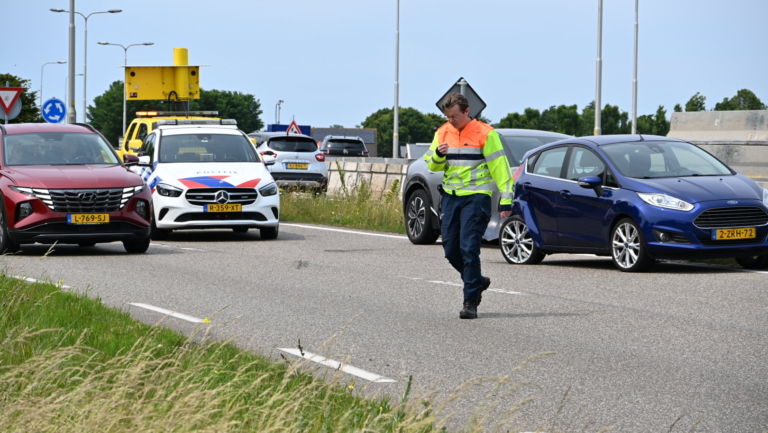 Uitvoegen gaat mis: rotondeongeval in Castricum zorgt voor schade aan twee auto’s
