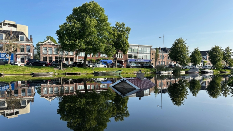 Kunstwerk met boodschap: bootje in Alkmaarse gracht laat toekomst na klimaatverandering zien
