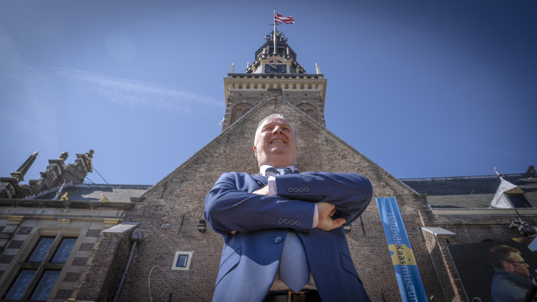 Nieuwe kaaswethouder debuteert op kaasmarkt: “Ik vind deze traditie ontzettend mooi”