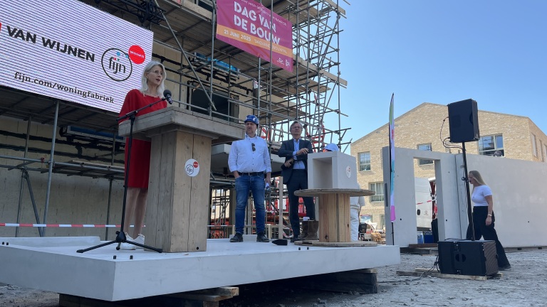 Demissionair minister Keijzer opent Dag van de Bouw bij “schoolvoorbeeld” in Heerhugowaard