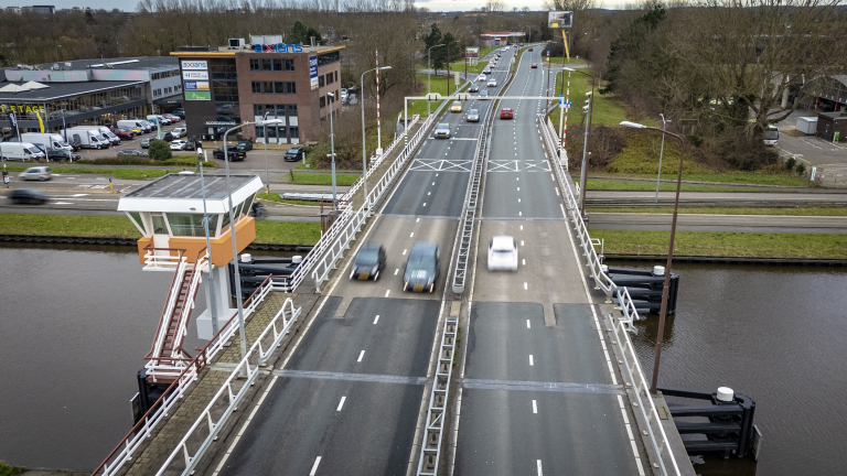 Schilders pakken de kwast: Huiswaarderbrug wekenlang ’s avonds afgesloten