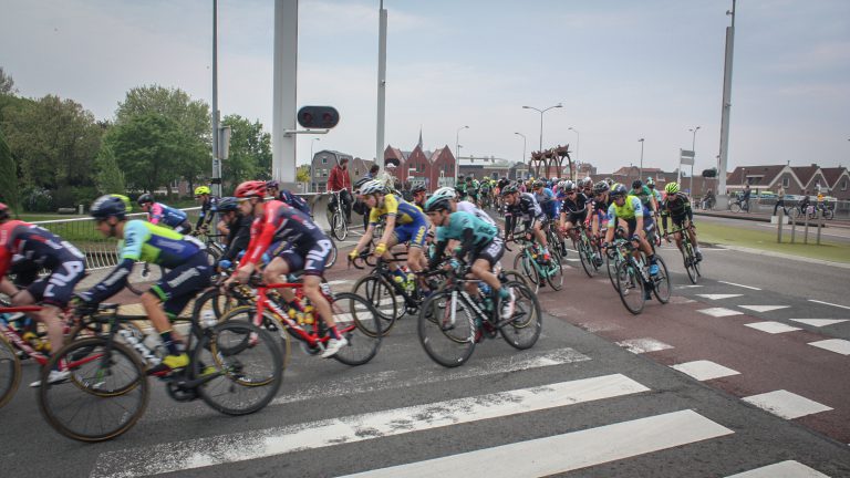 Internationale wielrentop raast door Alkmaar en Schermer: etappe prestigieuze wielerronde binnengehaald
