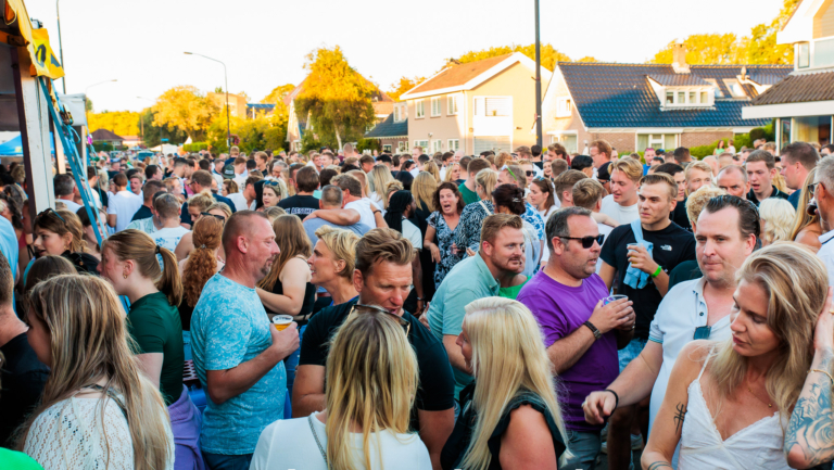 Tour de Waard Live: vertrouwd wielerfeest, maar nu met groot podium en overkapping