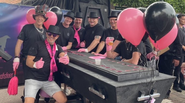Akersloots stuntteam knalt eruit met ludieke ‘uitvaart’ voor De Deun: rook, roze en condoleancecake