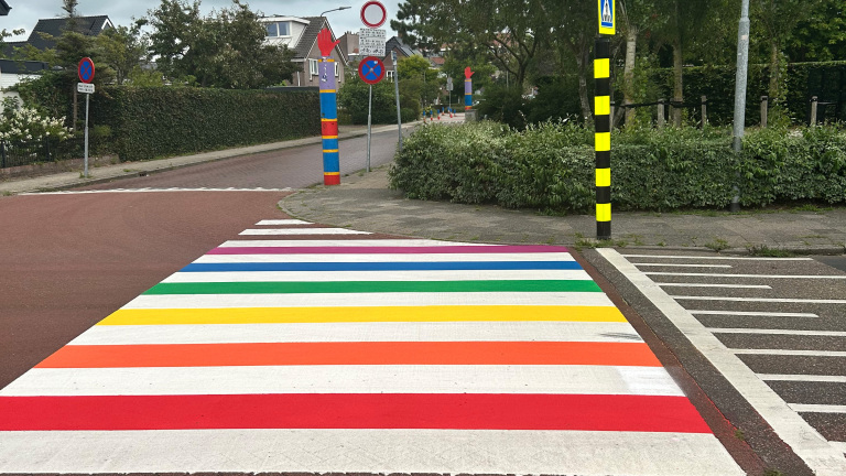 Limmen heeft een regenboogzebrapad: “Symbool voor acceptatie”