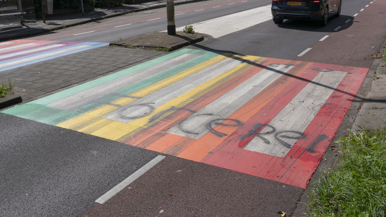Bekladding op regenboogpad in Alkmaar leidt tot verontwaardiging: ‘Pijnlijk’