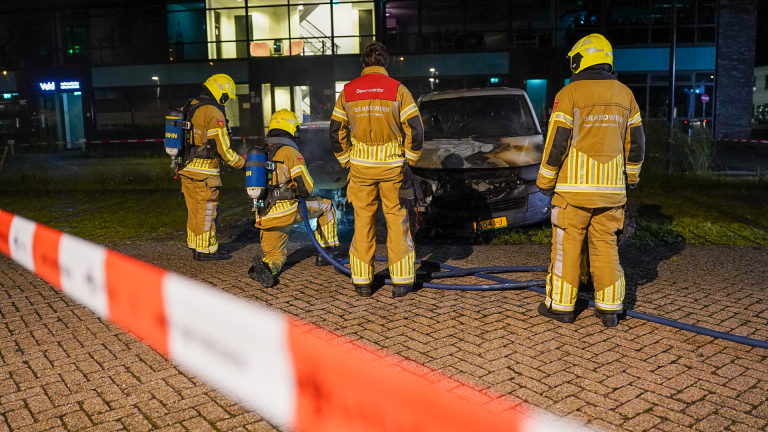 Twee voertuigen uitgebrand op parkeerplaats in Alkmaar, politie sluit brandstichting niet uit