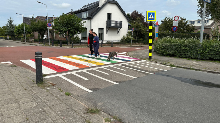 Burgemeester Tap van Castricum wil met vandalen in gesprek na bekladding regenboogzebrapad Limmen