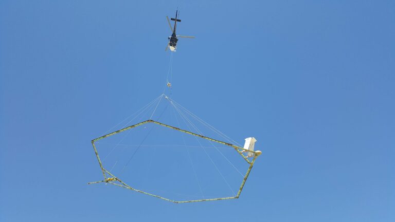 Laagvliegende helikopter met opvallend frame eronder: innovatief bodemonderzoek in de regio