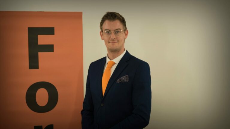 Homoseksueel gemeenteraadslid noemt bekladding regenboogzebrapad Limmen ‘geweldige actie’