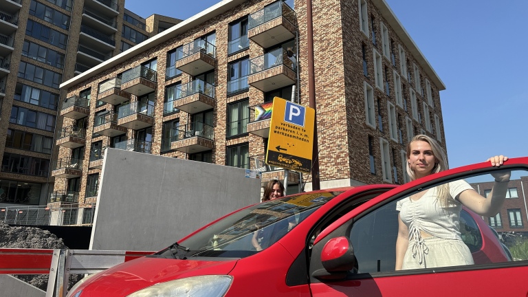 Parkeerellende voor bewoners Alkmaarse Jaagpad: ‘We vallen tussen wal en schip’