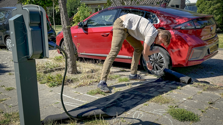 Duurzaam Dijk en Waard houdt poot stijf: Opladen elektrische auto mag niet via kabelgoot of kabelmat