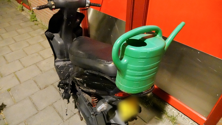 Buren snel in actie bij scooterbrand aan Zaan