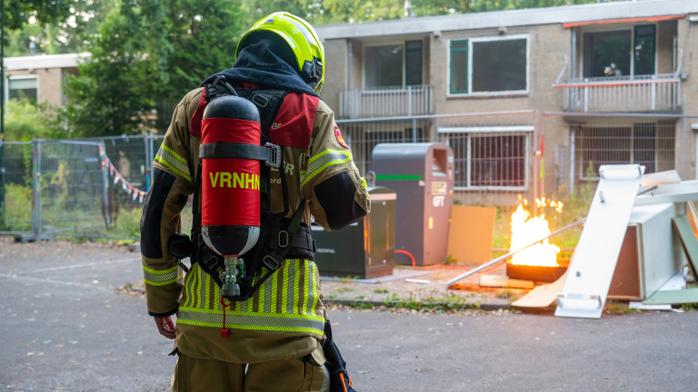 Brandweer Heiloo oefent met water en vuur in sloopcomplex: “Hakken in vakken, zagen in lagen”