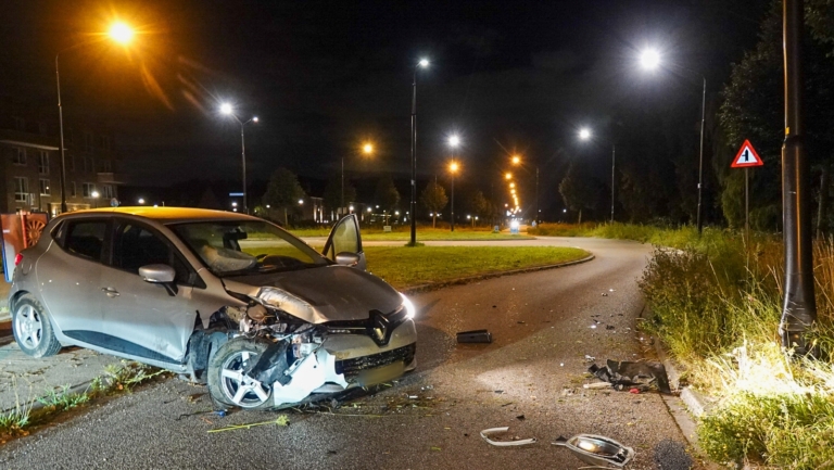 Auto botst tegen lantaarnpaal op Oosttangent in Heerhugowaard