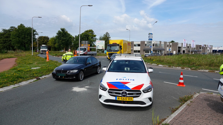 Aanrijding op Kamerlingh Onnesweg: motorrijder glijdt meters door