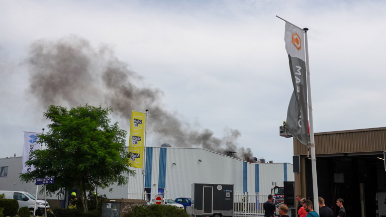 Grote brand bij autoschadebedrijf op bedrijventerrein Beverkoog