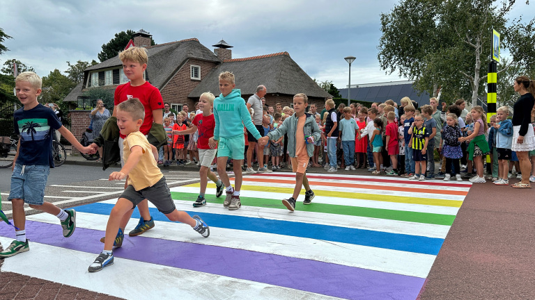 Pastor Veldt (92) neemt het op voor regenboogzebrapad én Limmenaren: “Geef het wat tijd”