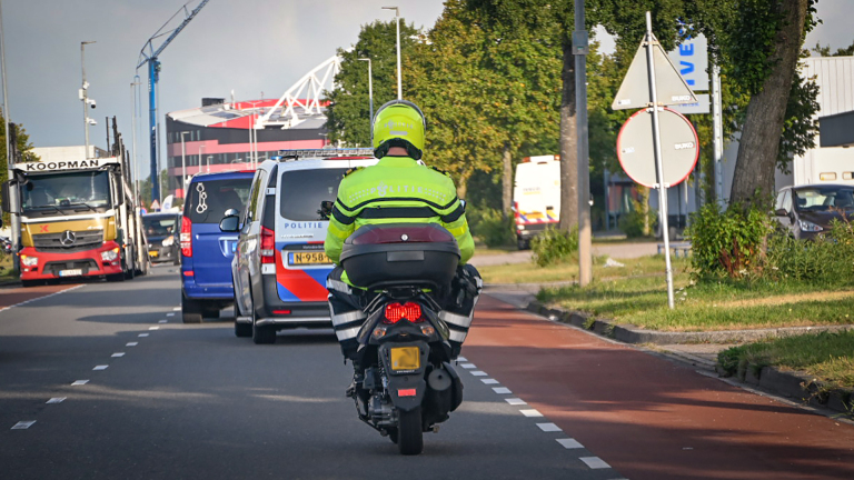 Alkmaarse politie brengt aangereden man en zijn scooter naar werk