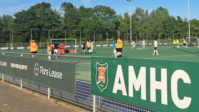 Alkmaarse hockeyclub wil af van ongenode gasten; VVD eist stevig optreden van gemeente