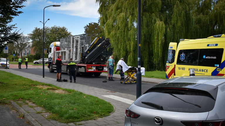Fietser gewond bij aanrijding met vrachtwagen op Parelhof