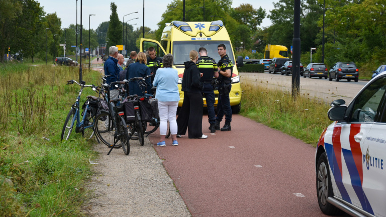 Fietser en voetganger botsen op Westtangent: met spoed naar ziekenhuis