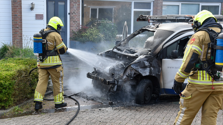 Schildersbus in vlammen op in Heerhugowaard: vermoedelijk technisch defect