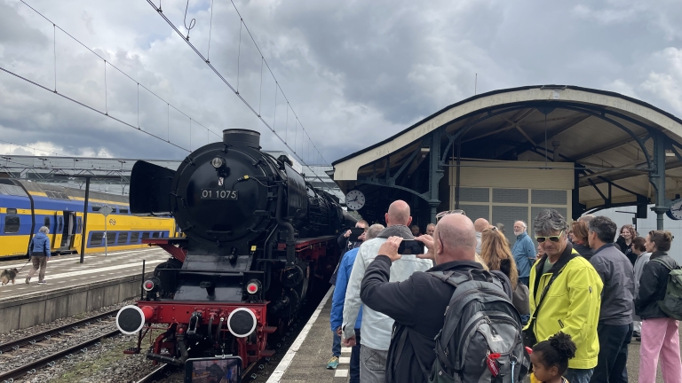Stoomtrein trekt massaal bekijks bij jubileum Huider: “Echt een dag om nooit te vergeten”