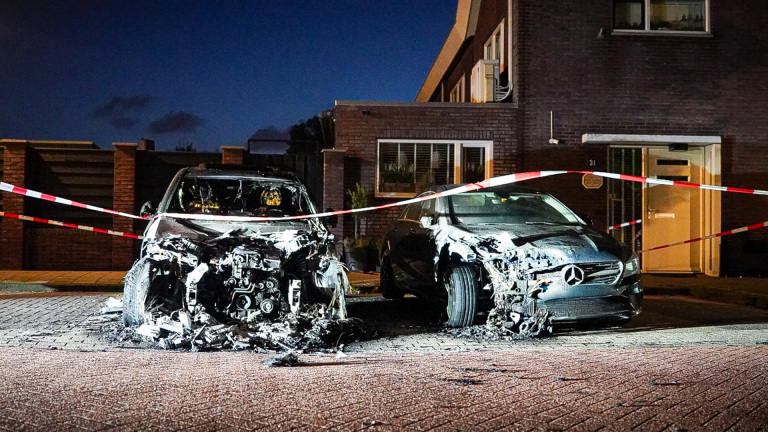 Mogelijke brandstichting: vuur verwoest auto’s op Schermereiland