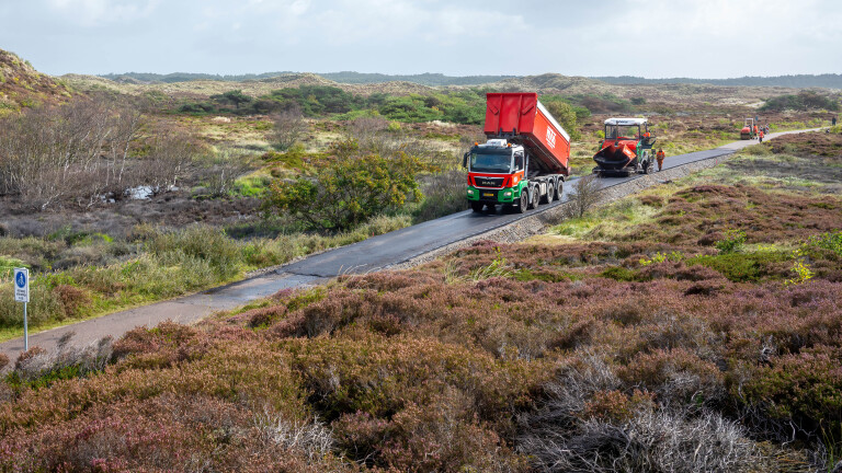 Opgehoogd en bedekt met vers asfalt; werk aan Schoorlse Zeeweg bijna klaar
