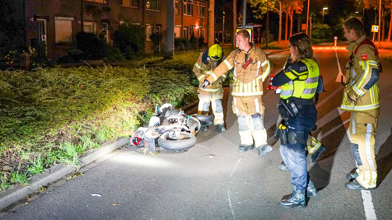 Motorrijder zonder helm crasht en vlucht voor politie en brandweer in Daalmeer
