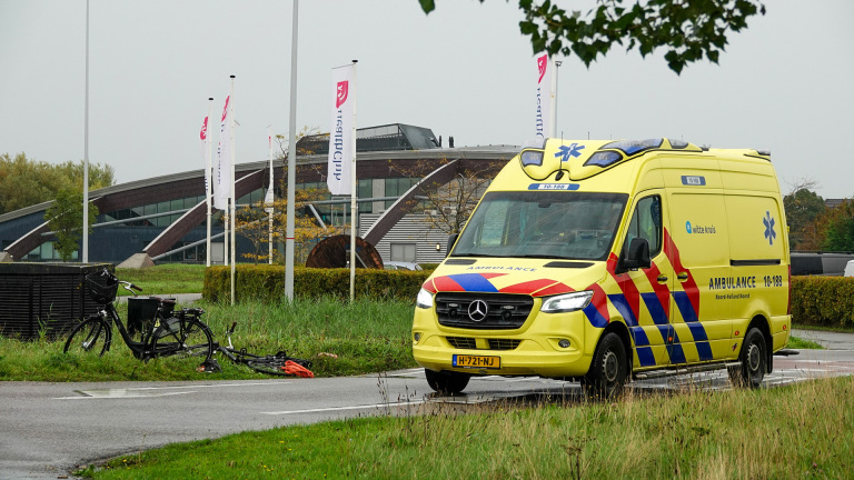 Bestelbus in de fout, fietser naar ziekenhuis na ongeval in Park van Luna