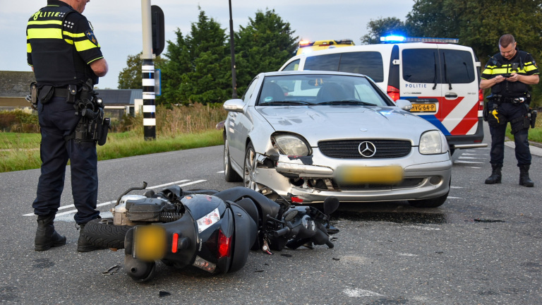 Scooterongeluk in Heerhugowaard: meisje gewond na botsing met auto