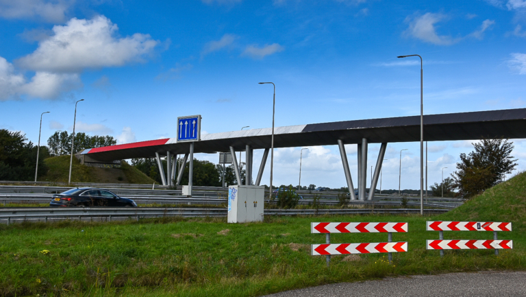 Viaduct over A9 beklad door waarschijnlijk Ben-Side supporters AZ