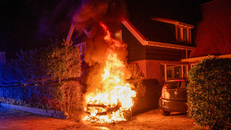 Mysterieuze knal en brand in Bergen: Auto gaat in vlammen op