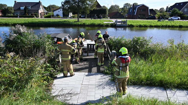 Motorjacht op drift: schipper en brandweer voorkomen ternauwernood aanvaring met Koedijkervlotbrug