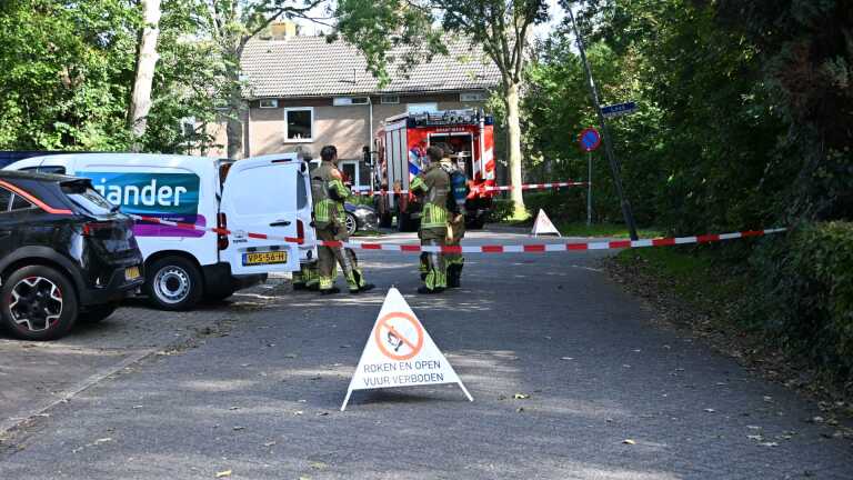 Gaslek in Bergen na mislukte draai van vrachtwagen: brandweer ter plaatse
