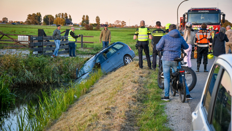 Ongeval Teugelaan in Schoorl: bestuurder door brandweer uit auto bevrijd