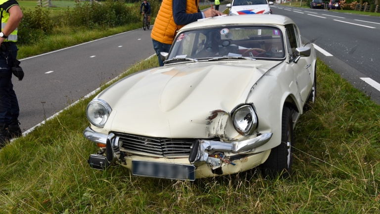 Losgeschoten wiel botst tegen oldtimer op Hoeverweg