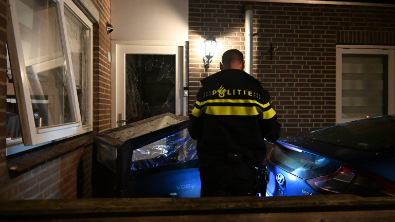 Politie onderzoekt explosies in Alkmaarse woonwijk: voordeur en raam beschadigd