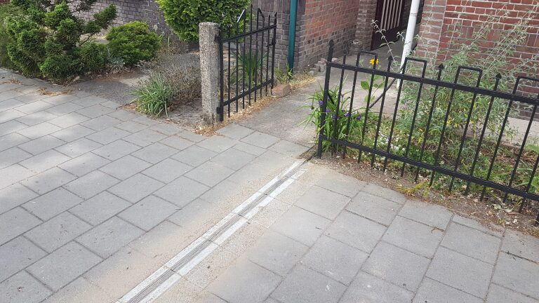 Straatopladen zonder struikelgevaar: Castricum test kabelgoten
